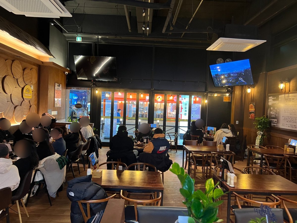 김포구래점 홀 전경 - TV와 넓은 테이블 배치